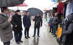 Foto: Vlada KS / Resorni ministar obišao pijacu i razgovarao sa trgovcima